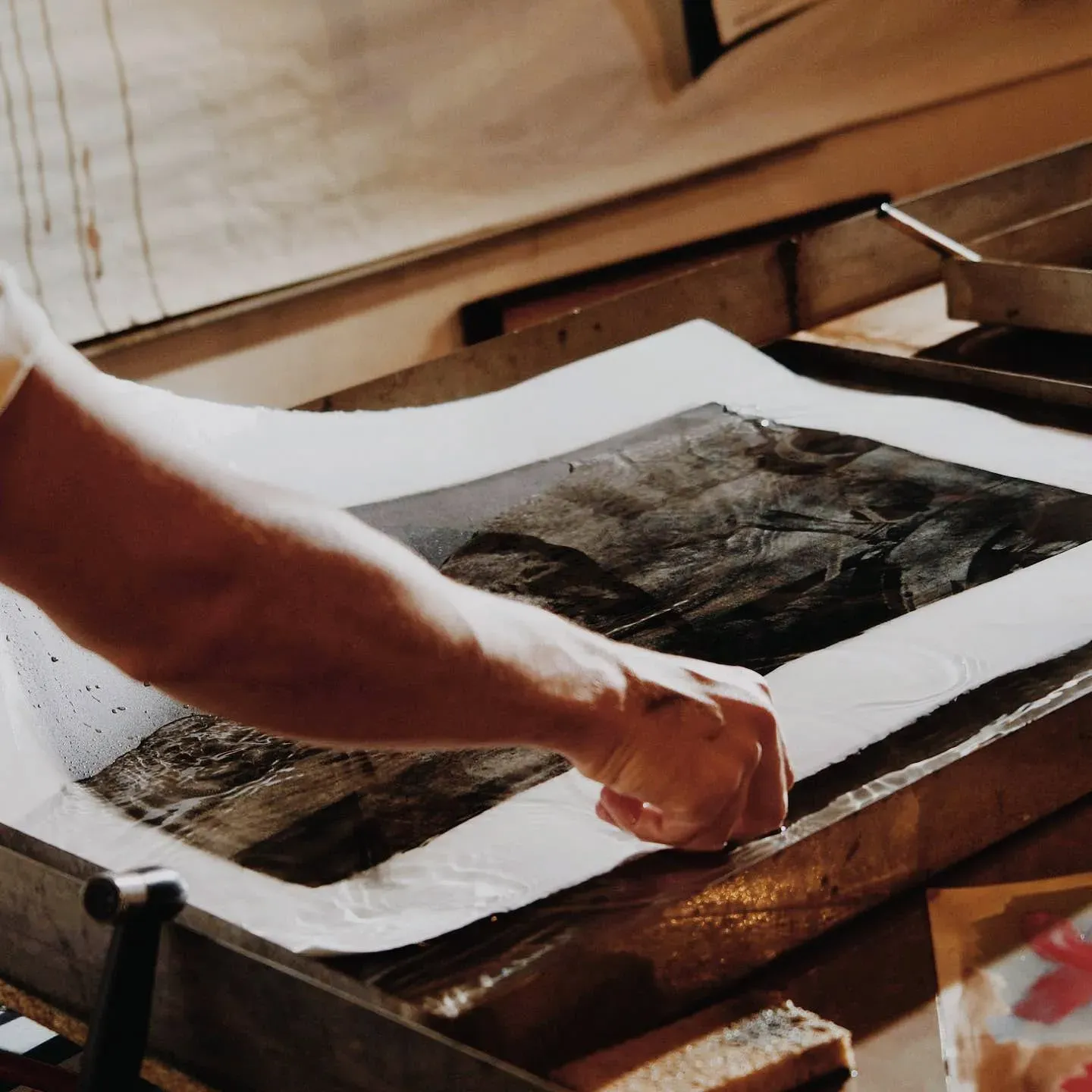 Atelier Maison Picturale — Mains, chimie, lumière