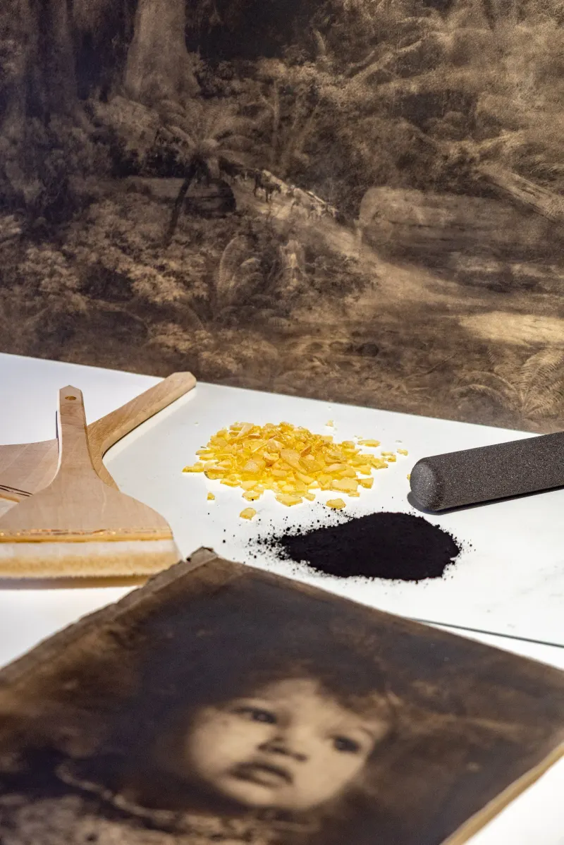 L'atelier Maison Picturale, procédés pigmentaires et ferriques — une chimie différente de l'argentique.