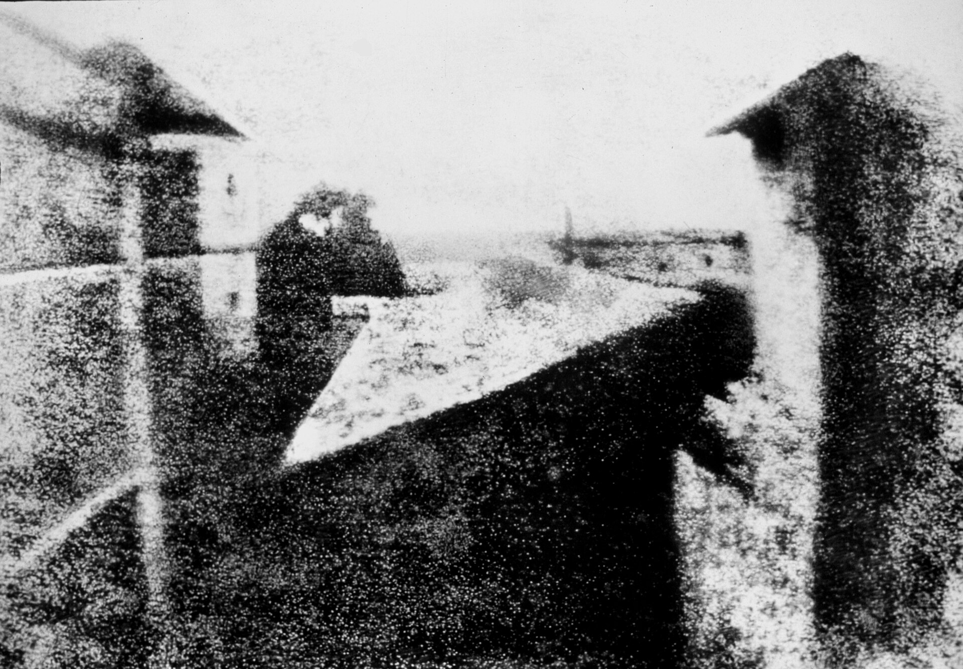 « Point de vue du Gras », Nicéphore Niépce, vers 1826-1827 — la plus ancienne photographie conservée (original au Harry Ransom Center, Austin).