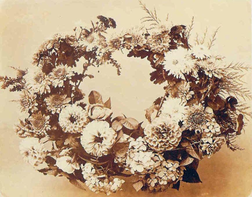 Étude de dahlias en couronne — Adolphe Braun