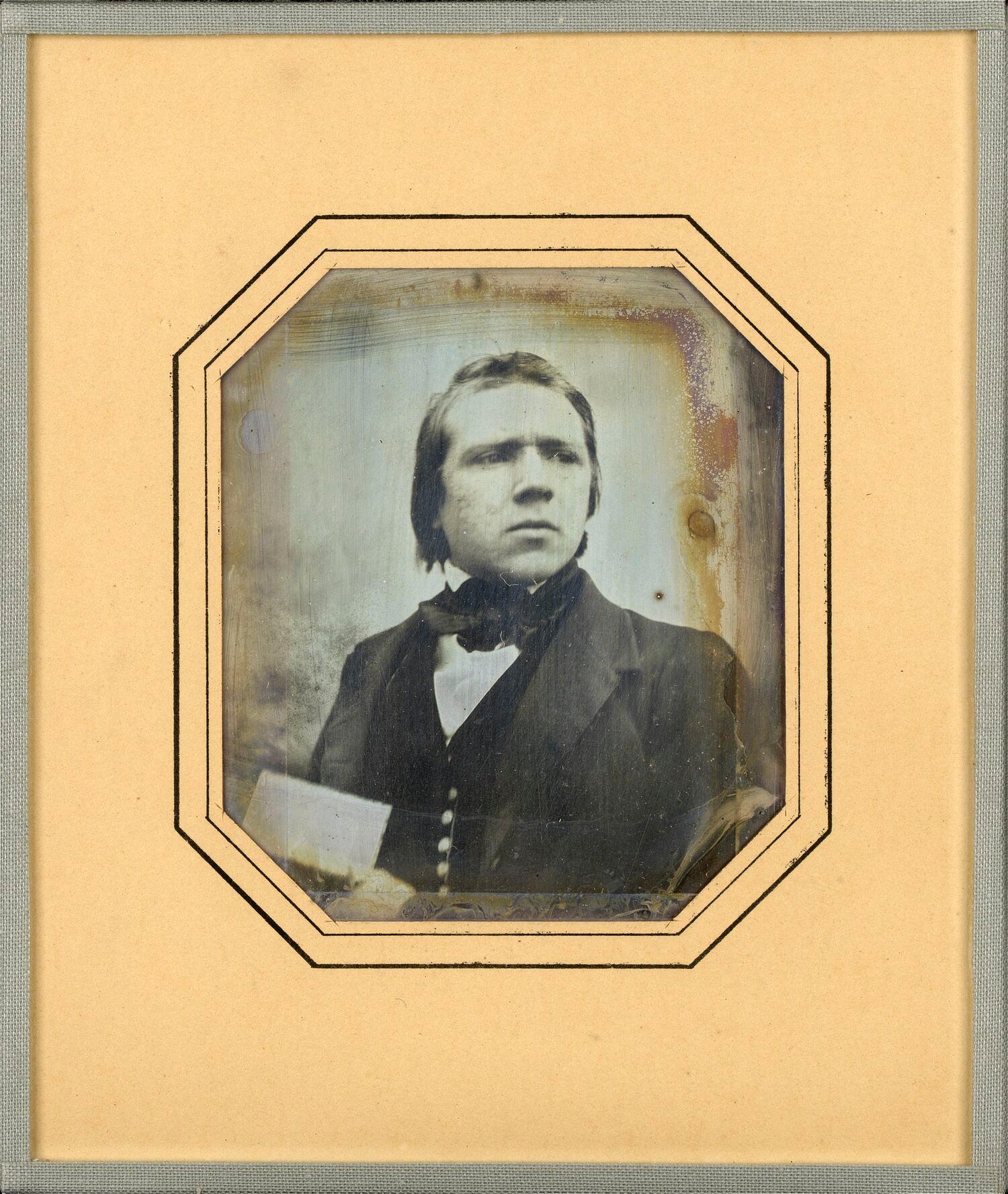 Portrait d'homme jeune, en buste, de trois-quarts à droite, un livre à la main — Alphonse Poitevin