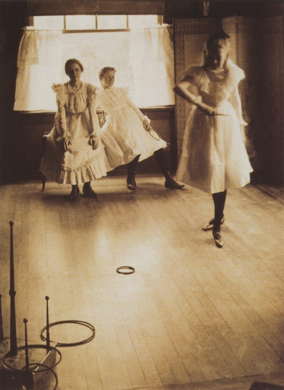 Le Jeu d'Anneaux — Clarence H. White