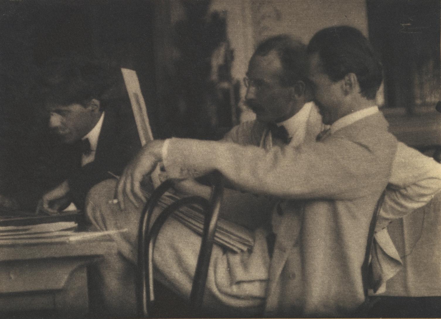 Stieglitz, Steichen et Kühn admirant l'œuvre de Frank Eugene — Frank Eugene