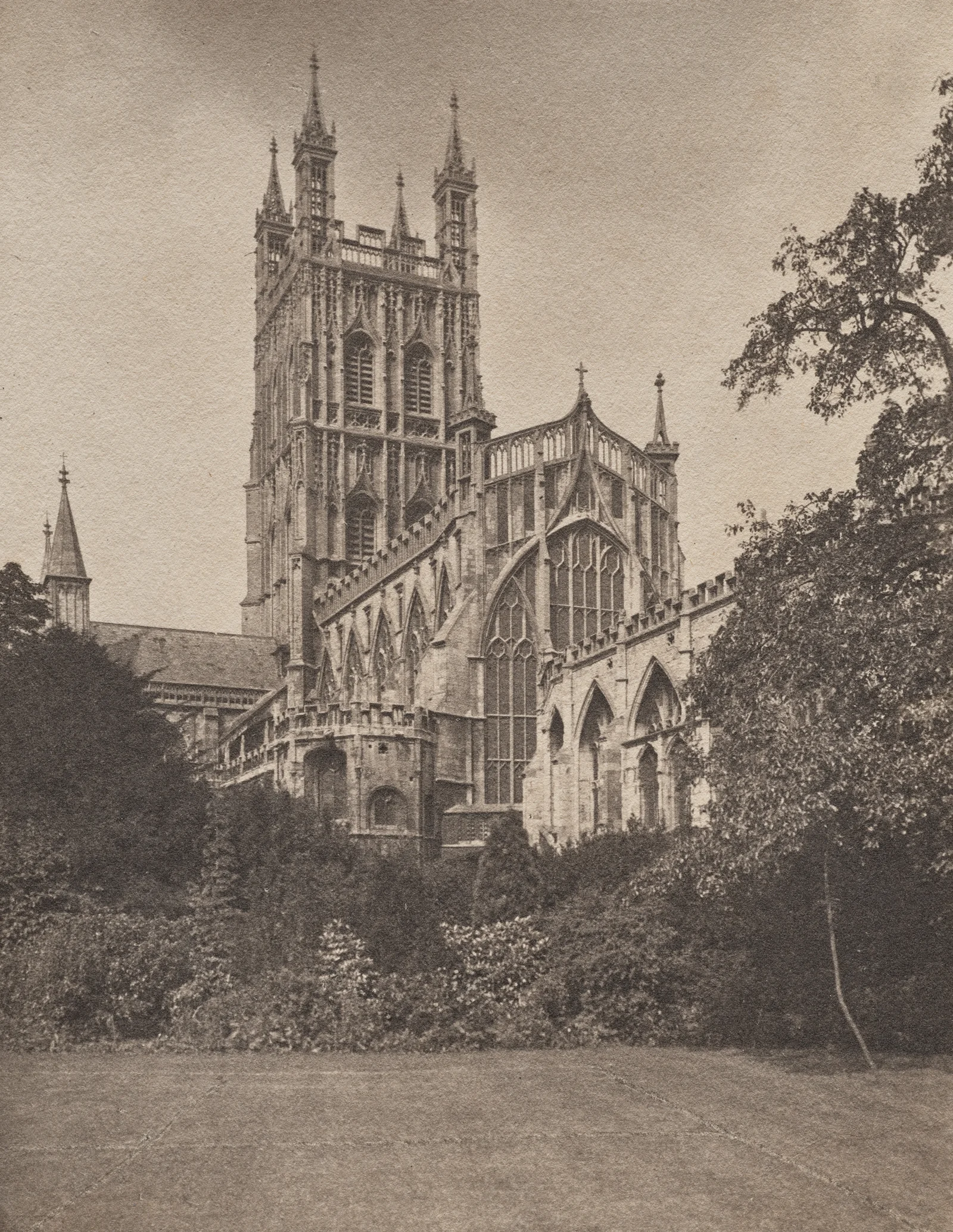 La cathédrale de Gloucester depuis le sud-est — Frederick H. Evans
