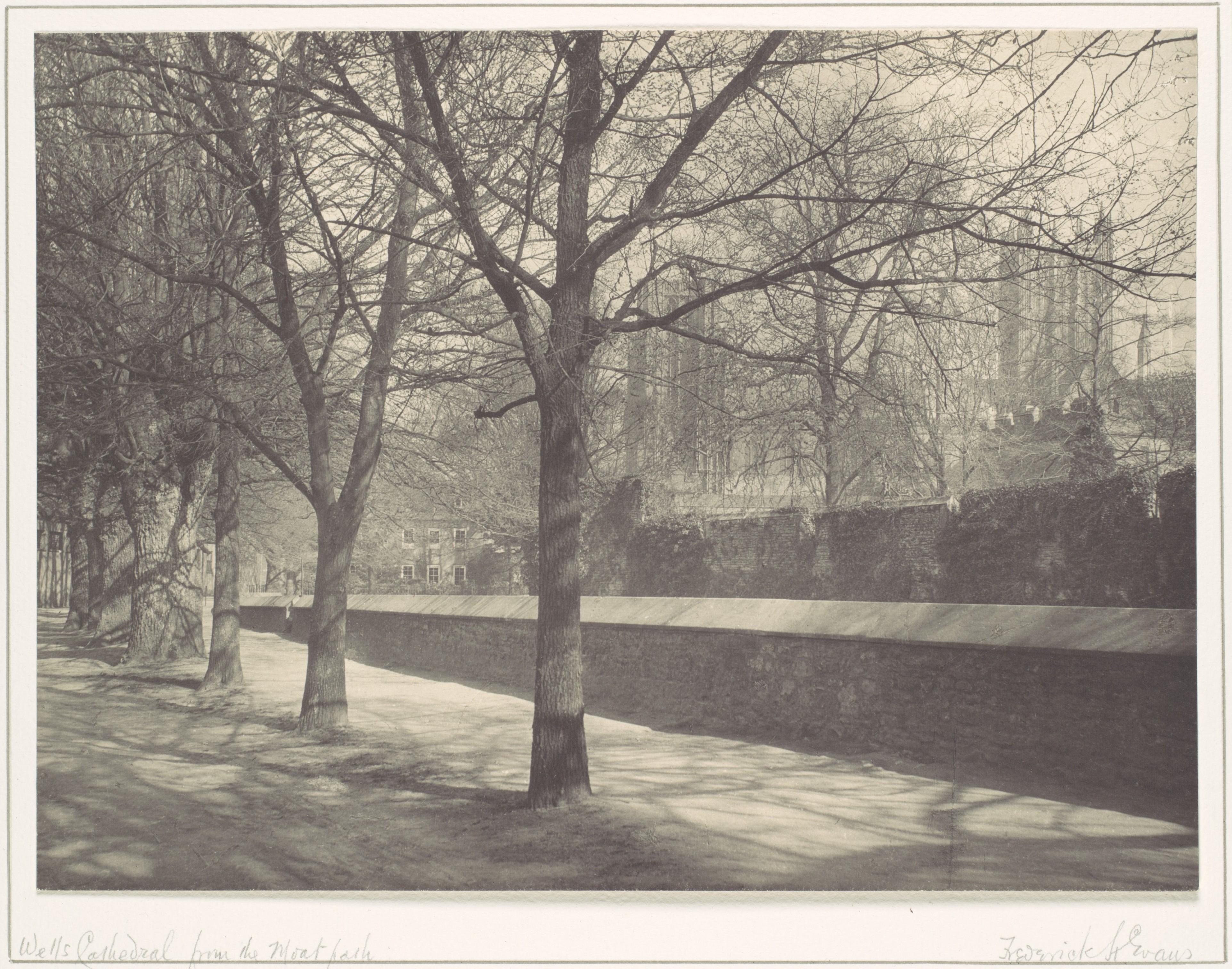 La cathédrale de Wells depuis le chemin des douves — Frederick H. Evans