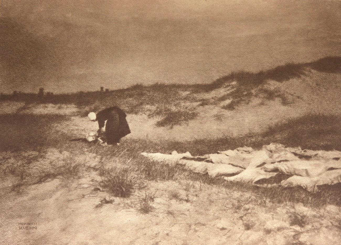 Lavandière dans les dunes — Heinrich Kühn